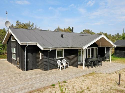 Hedensted - Nordjyllandにある10 person holiday home in lb kのデッキ(テーブル、椅子付)が備わる家