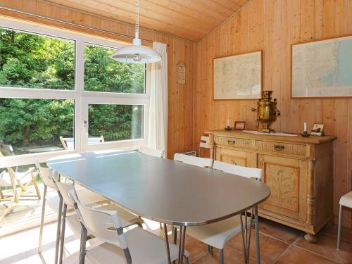 Hadsundにある6 person holiday home in Hadsundのダイニングルーム(テーブル、椅子付)