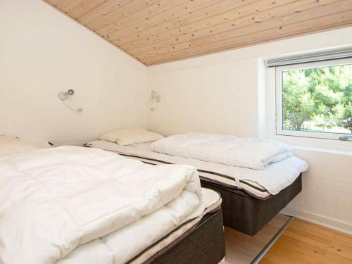 En eller flere senge i et værelse på Holiday home Glesborg XXXIII