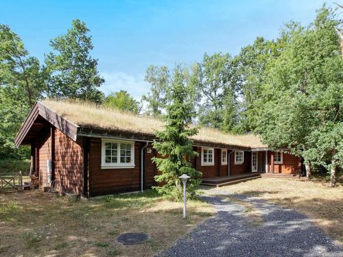 Frederiksværkにある8 person holiday home in Frederiksv rkの芝生の屋根のログキャビン