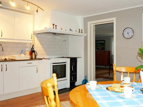 Kjøkken eller kjøkkenkrok på 5 person holiday home in S VSJ