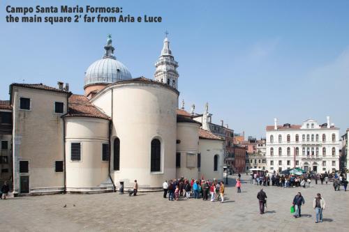 un gruppo di persone che si trovano fuori da un edificio di Aria e Luce Suites a Venezia a Venezia