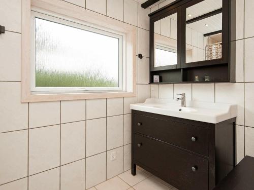 Kylpyhuone majoituspaikassa Three-Bedroom Holiday home in Rømø 35