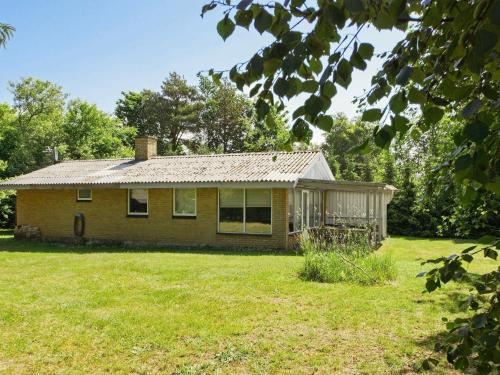 Fjerbækにある2 person holiday home in Tarmの庭付小屋