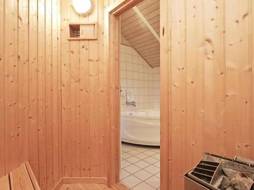 Ett badrum på Three-Bedroom Holiday home in Nykøbing Sj 7