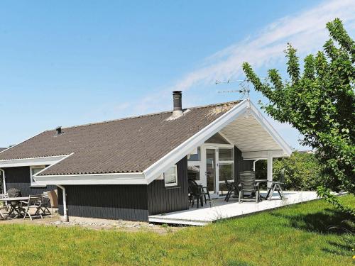 ein kleines Haus mit einer Veranda und einer Terrasse in der Unterkunft 6 person holiday home in Ebberup in Helnæs By