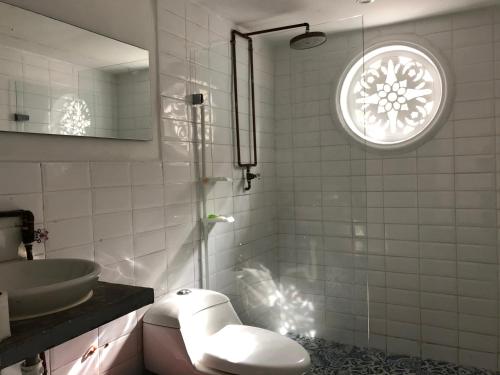 a bathroom with a toilet, sink, and bathtub at Secreto Hostel in Cartagena de Indias
