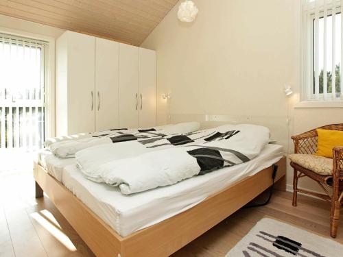 ブラーバンドにあるThree-Bedroom Holiday home in Blåvand 59のギャラリーの写真