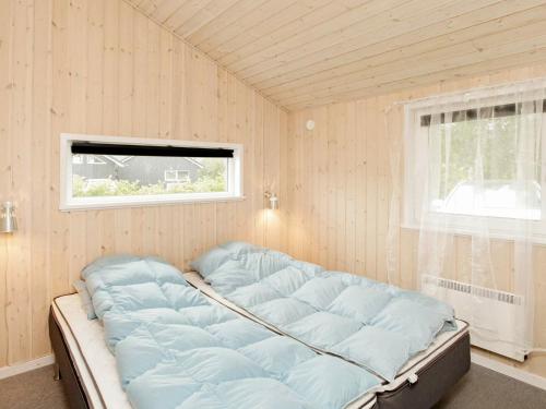 AnsagerにあるHoliday Home Søgårdsvej IVの窓付きの部屋のベッド1台
