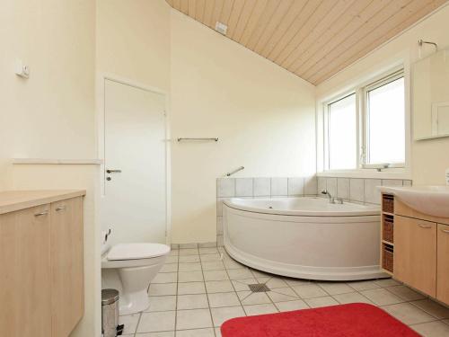 ブラーバンドにあるThree-Bedroom Holiday home in Blåvand 59のバスルーム(バスタブ、トイレ、シンク付)