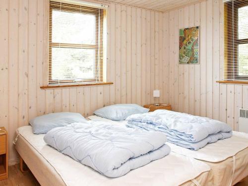 BrovstにあるFour-Bedroom Holiday home in Brovst 6の枕2つが備わる客室の大きな白いベッド1台