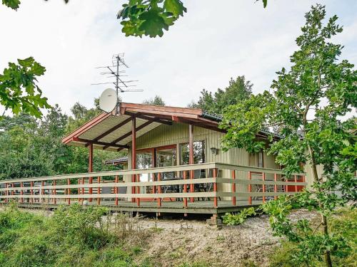 Vester Sømarkenにある6 person holiday home in Aakirkebyの森の中の縁取り付き家