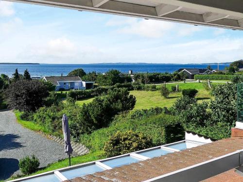 エーベルトフトにある8 person holiday home in Ebeltoftの家のバルコニーから海の景色を望めます。