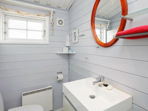 Two-Bedroom Holiday home in Struer 4 tesisinde bir banyo