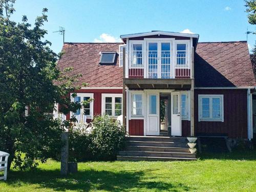Hällevikにある5 person holiday home in S LVESBORGの白いドアと窓のある赤い家