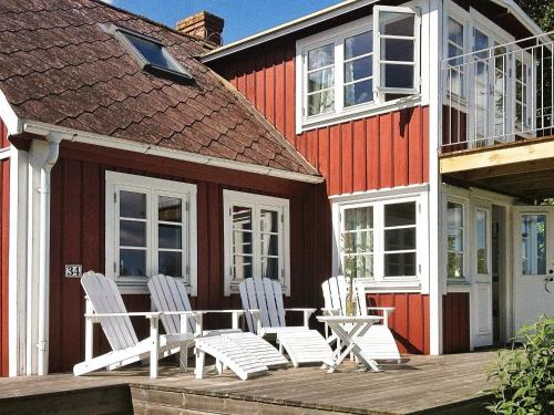 Hällevikにある5 person holiday home in S LVESBORGの家の横のデッキに座る椅子
