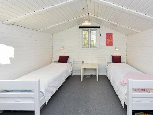 Una cama o camas en una habitación de Two-Bedroom Holiday home in Ansager 4