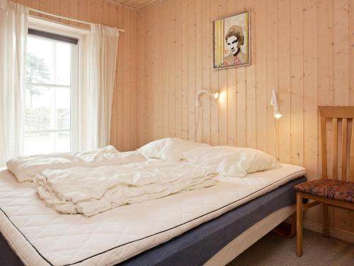 duże białe łóżko w pokoju z oknem w obiekcie Holiday home Ebeltoft XII w mieście Ebeltoft