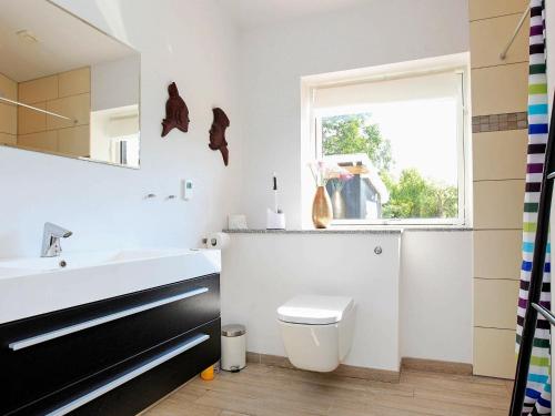 Um banheiro em Two-Bedroom Holiday home in Hyltebruk