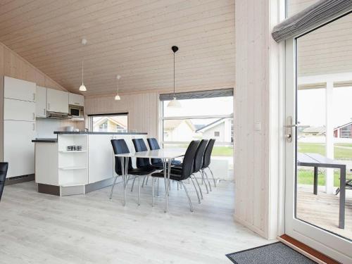 グローセンブローデにある6 person holiday home in Gro enbrodeのキッチン、ダイニングルーム(テーブル、椅子付)