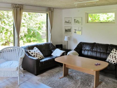 sala de estar con sofá de cuero y mesa de centro en 4 person holiday home in Hals, en Hals