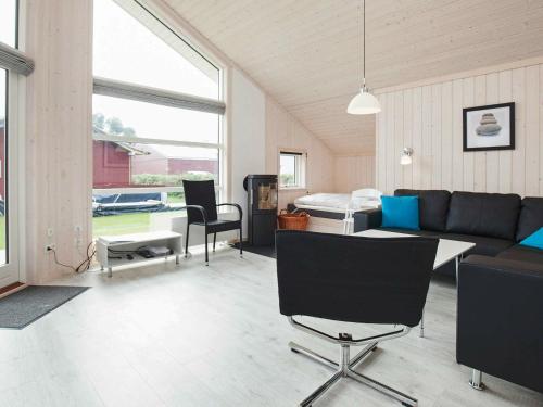 グローセンブローデにある6 person holiday home in Gro enbrodeのリビングルーム(ソファ、椅子、ベッド付)