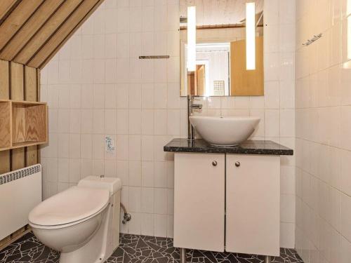 Koupelna v ubytování 6 person holiday home in Nørre Nebel-By Traum