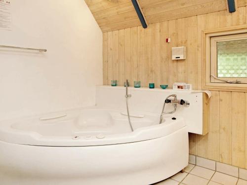 ブラーバンドにあるFour-Bedroom Holiday home in Blåvand 39の窓付きのバスルーム(白いバスタブ付)