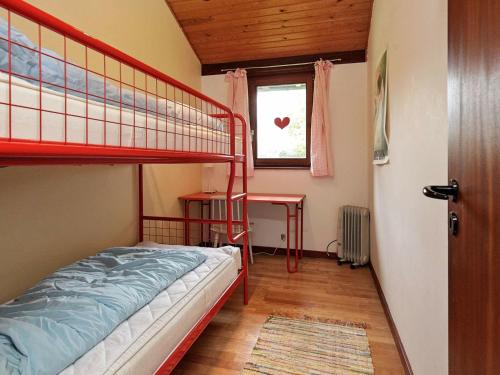1 dormitorio con 2 literas y ventana en 6 person holiday home in Nyk bing Sj, en Nyrup
