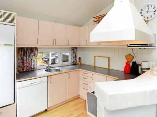 Dapur atau dapur kecil di 8 person holiday home in Humble-By Traum