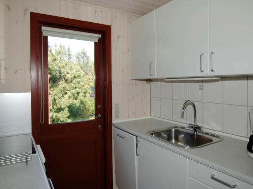 Kuchyň nebo kuchyňský kout v ubytování 6 person holiday home in Blåvand