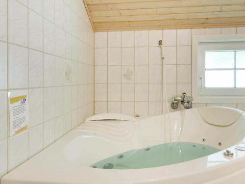 Bilik mandi di 8 person holiday home in Bl vand