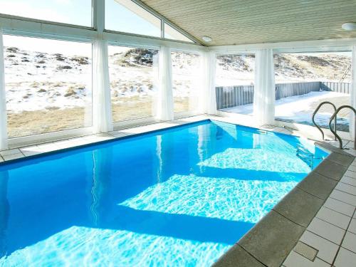 Sønderhoにある10 person holiday home in Fanの家の中の青い水のスイミングプール