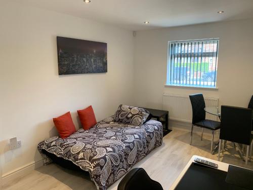 Postel nebo postele na pokoji v ubytování sark house Apartment Chorlton manchester