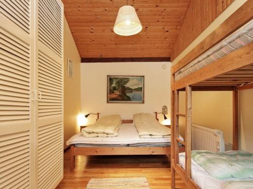 Nyrupにある6 person holiday home in Nyk bing Sjの木製の天井が特徴のベッドルーム1室(二段ベッド2組付)が備わります。