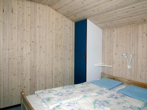 Postel nebo postele na pokoji v ubytování 6 person holiday home in Blåvand