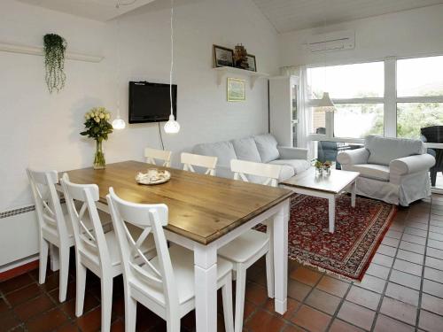 ブラーバンドにある5 person holiday home in Bl vandのキッチン、リビングルーム(木製テーブル、椅子付)