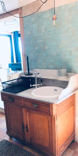 un comptoir de salle de bain avec un lavabo et un miroir dans l'établissement Cabane de L Esteron, à Gilette