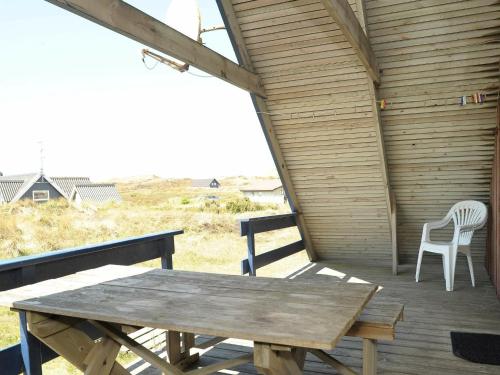 Klegodにある6 person holiday home in Ringk bingの木製デッキ(テーブル、椅子2脚付)