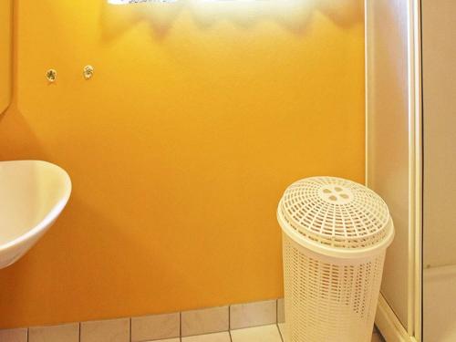 a bathroom with a trash can in the corner at Holiday home Måndalen in Sæbø