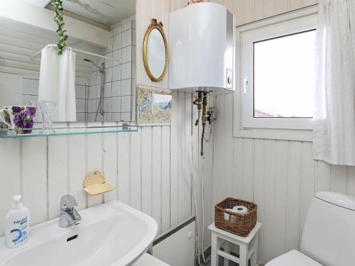Koupelna v ubytování Three-Bedroom Holiday home in Harboøre 24