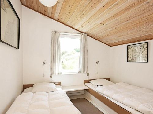 מיטה או מיטות בחדר ב-Three-Bedroom Holiday home in Løkken 65