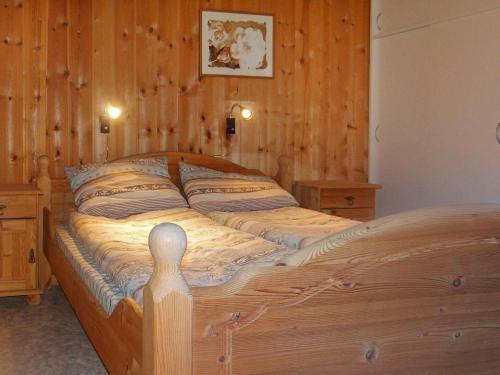 Tempat tidur dalam kamar di Holiday home Måndalen