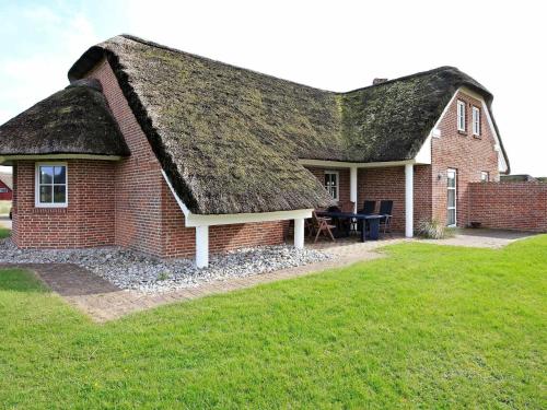 ブラーバンドにある10 person holiday home in Bl vandの草屋根の古いレンガ造りの家