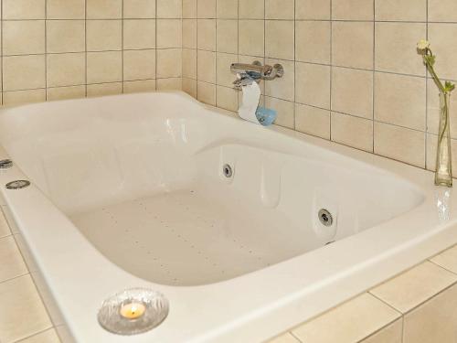 uma banheira branca com uma torneira na casa de banho em 8 person holiday home in N rre Nebel em Nørre Nebel