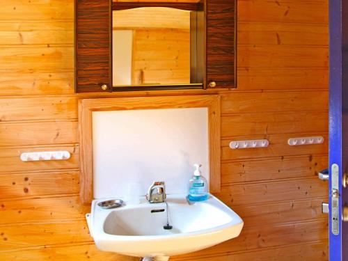 Et badeværelse på Four-Bedroom Holiday home in Bygstad 2