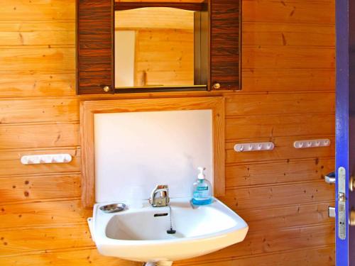 Koupelna v ubytování Four-Bedroom Holiday home in Bygstad 2