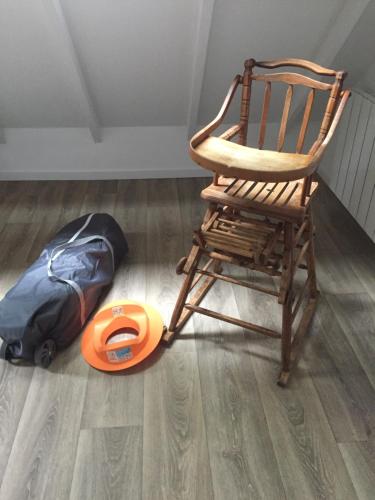 a chair and a bag and a frisbee on the floor at Le gite du Frene in Poses