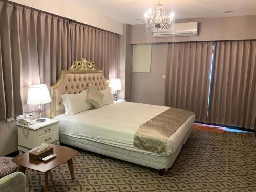 Postel nebo postele na pokoji v ubytování Chi Shing Hai Hotel