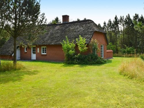 Øbyにある6 person holiday home in Ulfborgの草の庭のある家